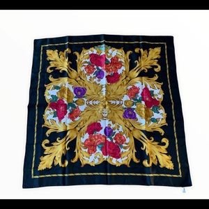 $2️⃣5️⃣0️⃣SALVATORE FERRAGAMO Silk Scarf